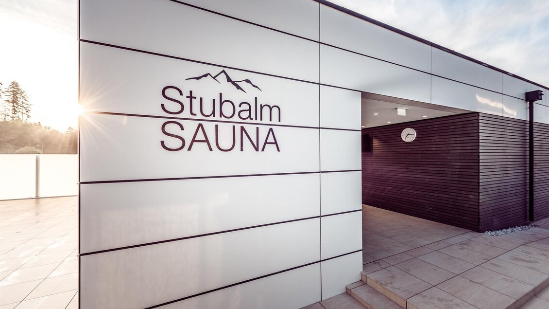 Eingangsbereich der Stubalm Sauna bei der Therme NOVA in Köflach mit moderner Fassade und Beschriftung im Außenbereich. | © Hotel & Therme NOVA