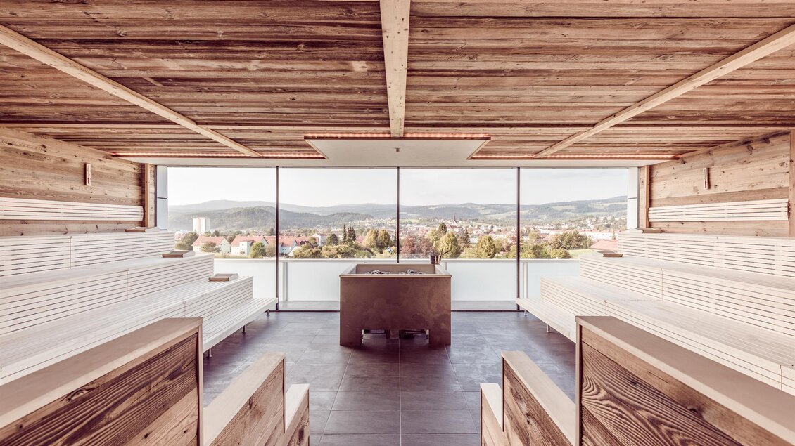 Panorama-Sauna der Therme NOVA in Köflach mit Holzinterieur, Sitzbänken und Ausblick auf die steirische Hügellandschaft. | © Hotel & Therme NOVA
