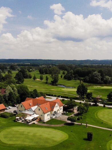 Clubhaus und Teil der Range | © GEPA Pictures