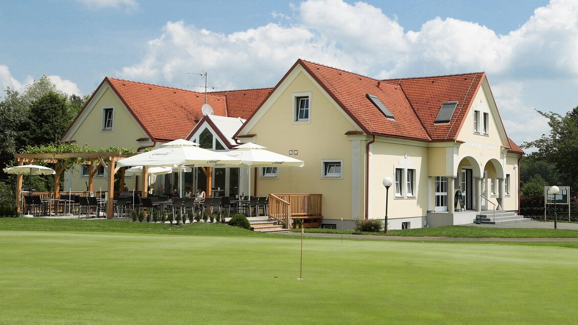 Clubhaus mit Sonnenterrasse | © (c) Thermengolf Loipersdorf_GEPA Pictures