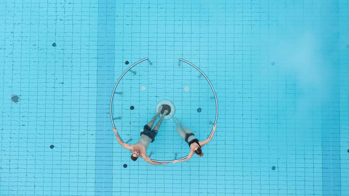 <p>Ein runder Pool mit blauen Fliesen und einem speziellen Gerät in der Mitte. Das Wasser ist klar und ruhig. Thermenresort Loipersdorf in Bad Loipersdorf.</p> | © TRL