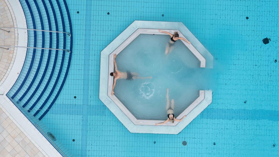 <p>Ein eleganter Whirlpool in einem blauen Pool. Drei Personen entspannen sich im Wasser. Thermenresort Loipersdorf in Bad Loipersdorf.</p> | © TRL