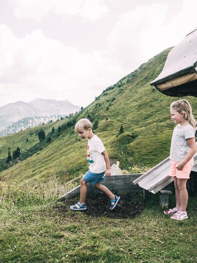 Zwei Kinder spielen im Tierholzpark | Armin Walcher | © Armin Walcher