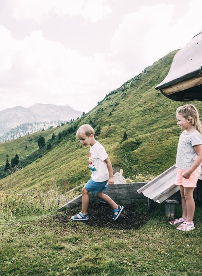 Zwei Kinder spielen im Tierholzpark | Armin Walcher | © Armin Walcher