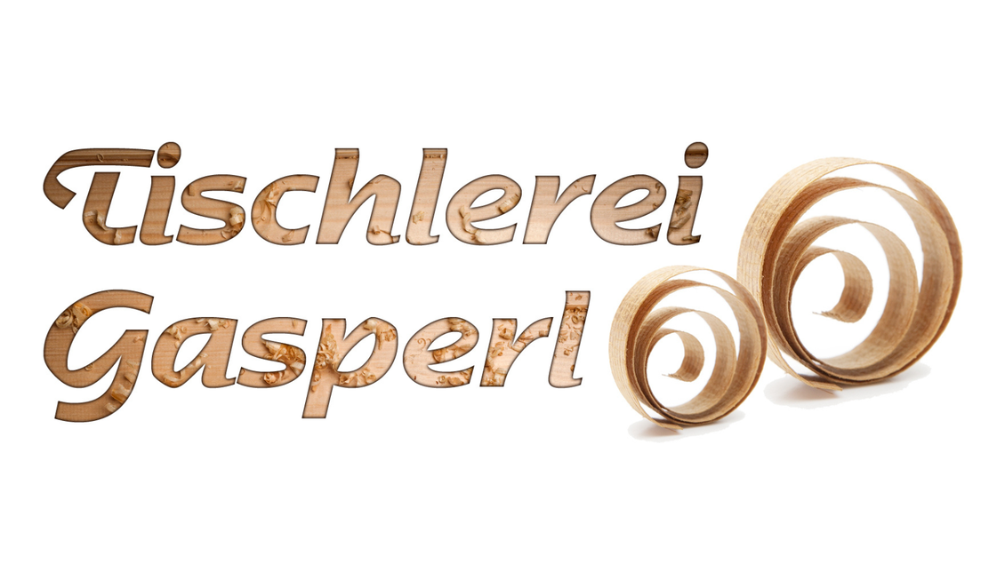 Der Schriftzug "Tischlerei Gasperl" ist aus Holz gefertigt. Daneben sind zwei dekorative Holzspäne zu sehen. | © Tischlerei Gasperl