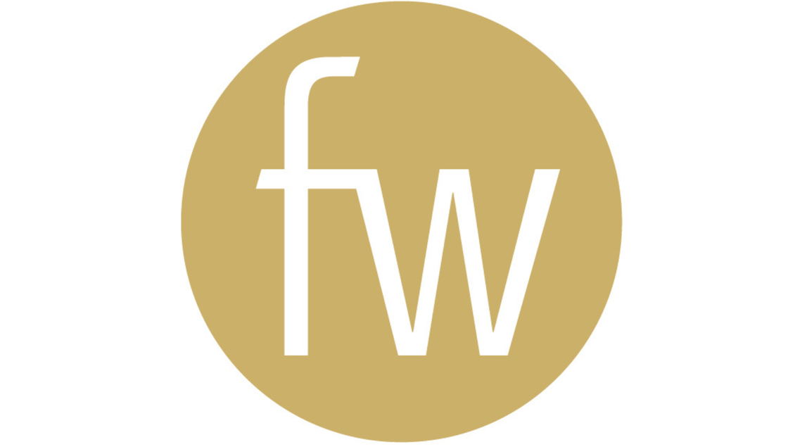 Ein schlichtes Logo mit den Buchstaben „fw“ in Weiß auf goldenem Hintergrund. Es hat eine runde Form und wirkt modern und elegant. | © fw Wohndesign