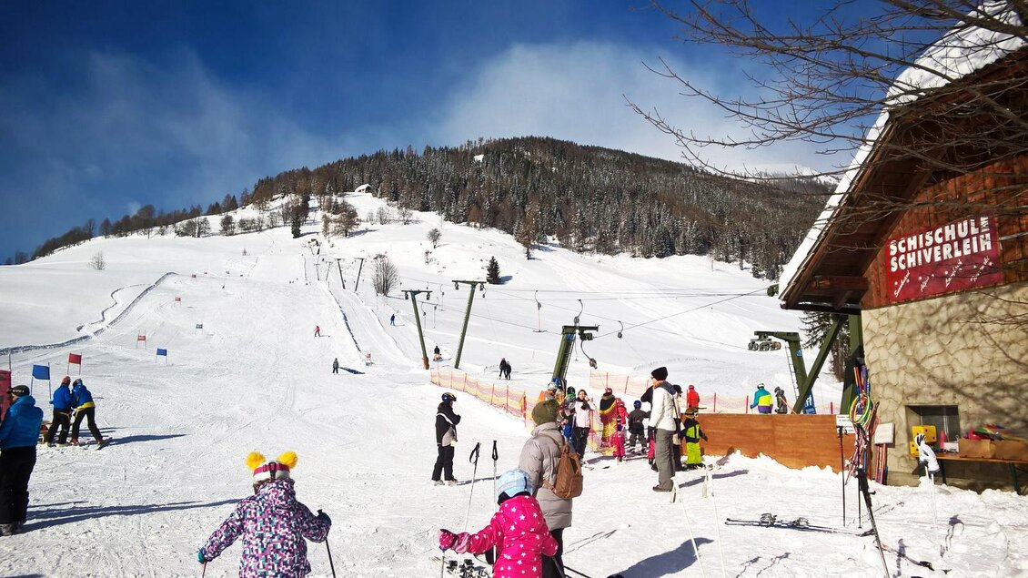 Ein badischer Skiort mit vielen Menschen im Schnee. Kinder und Erwachsene fahren Ski und genießen die winterliche Landschaft. | © Tourismusverband Murau
