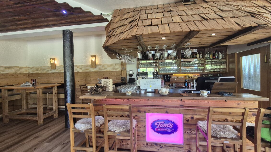 Eine gemütliche Bar mit einer Holzkonstruktion und einem einladenden Getränkeangebot. Die Sitzplätze sind komfortabel, und die Atmosphäre ist entspannt und freundlich. | © Andrea Stelzer