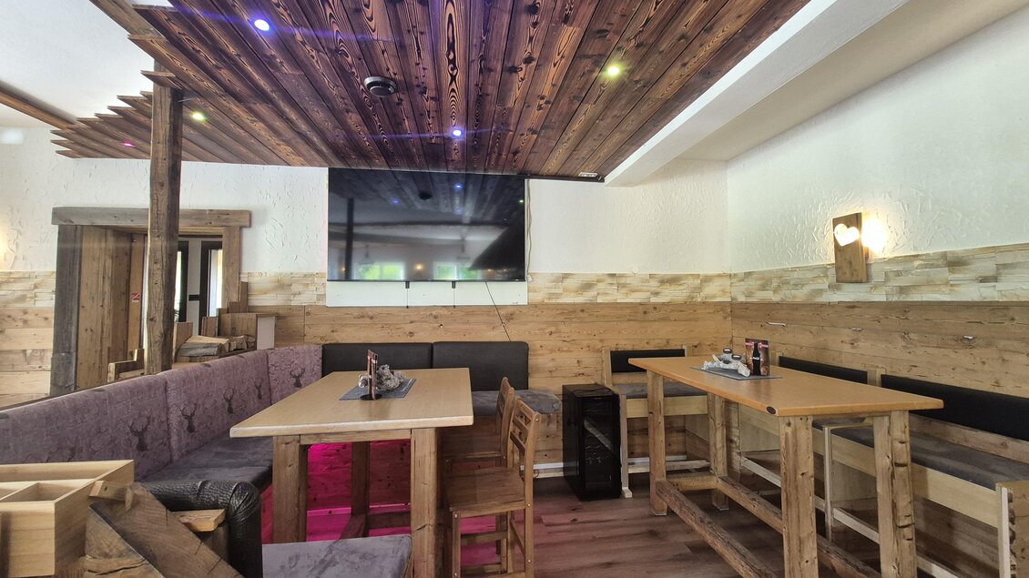 Ein gemütliches Restaurant mit Holzdekor und moderner Einrichtung. Tische und Bänke laden zum Verweilen ein. | © Andrea Stelzer
