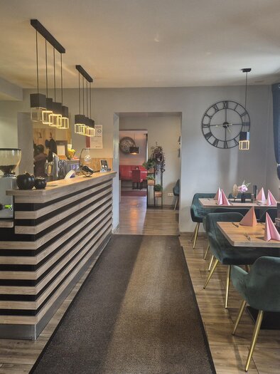 A modern restaurant with an elegant bar and stylish seating. The tables are set for guests and the atmosphere is welcoming. | © TV Hochsteiermark