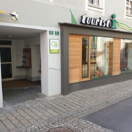 Ein touristisches Informationsbüro mit großen Fenstern und einem einladenden Eingang. Die Fassade ist modern gestaltet und wirkt einladend für Besucher. | © Tourismusverband Murau