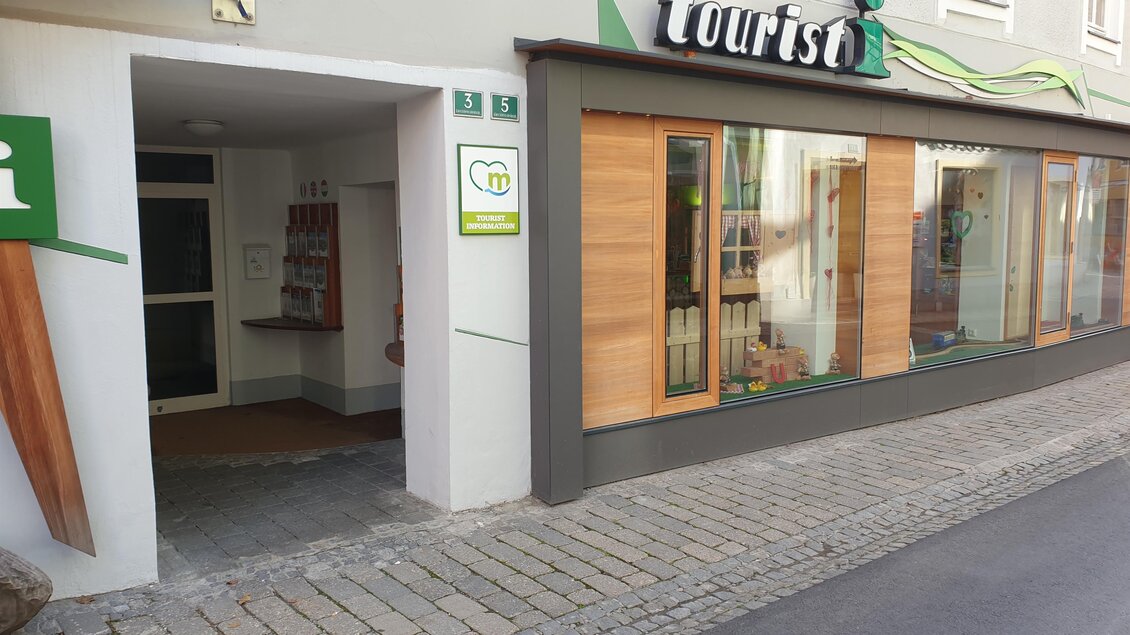 Ein touristisches Informationsbüro mit großen Fenstern und einem einladenden Eingang. Die Fassade ist modern gestaltet und wirkt einladend für Besucher. | © Tourismusverband Murau