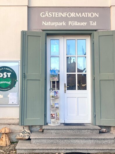 Ein Informationsbüro für Gäste im Naturpark Pöllauer Tal. Die Tür ist offen und es gibt eine Übersichtskarte sowie Informationsmaterialien. | © Tourismusverband Oststeiermark