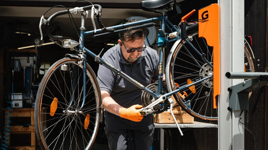 Herr Messner serviciert ein älteres Fahrrad in der Werkstatt von Trittmeister in Premstätten. | © Bernd Grosseck