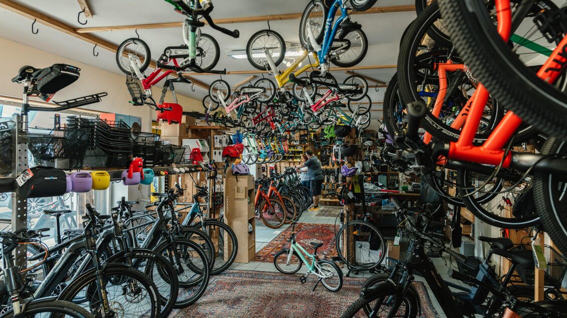 Zahlreiche Fahrräder und E-Bikes in verschiedenen Größen und Farben im Geschäft Trittmeister in Premstätten. | © Bernd Grosseck