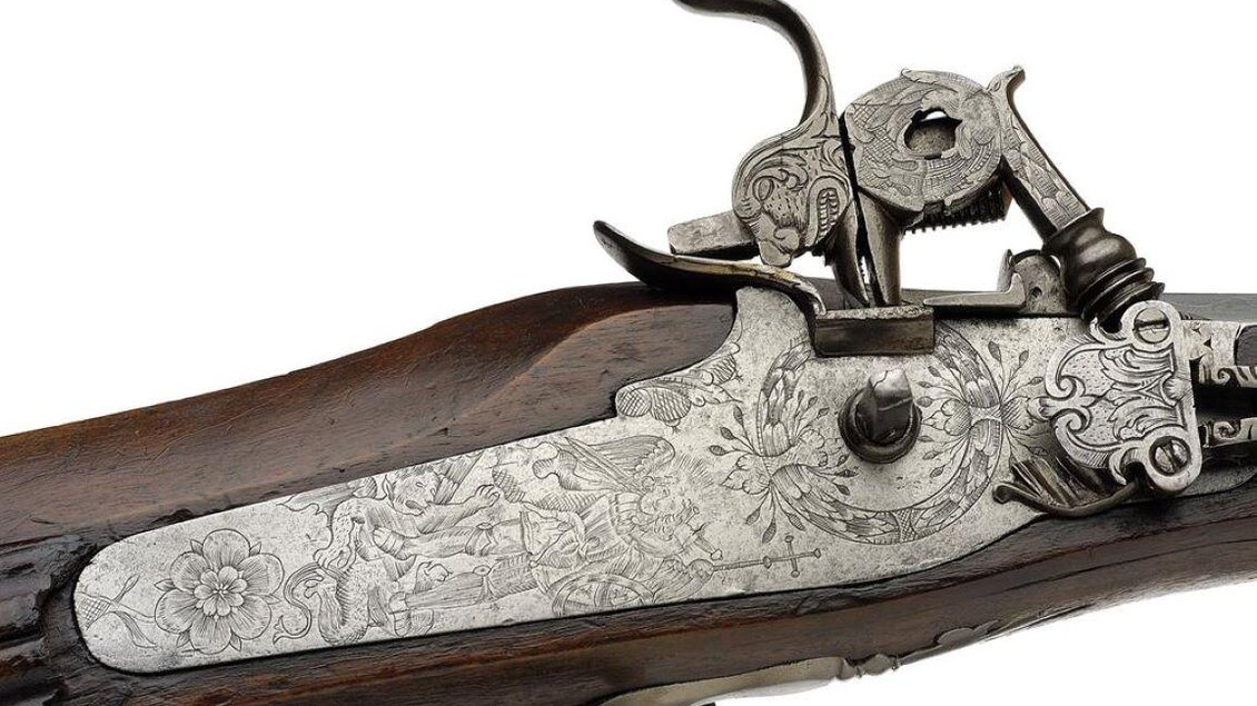 Ein kunstvoll verziertes Gewehr mit einem Holzschaft. Die Metallteile sind detailliert graviert. | © Universalmuseum Joanneum - N. Lackner