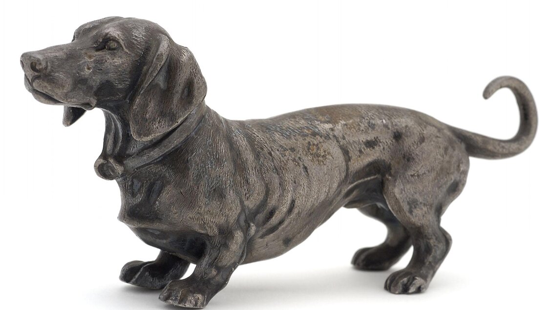 Eine detaillierte Bronzeskulptur eines Dackels. Der Hund steht aufrecht und wirkt lebendig. | © Universalmuseum Joanneum - N. Lackner