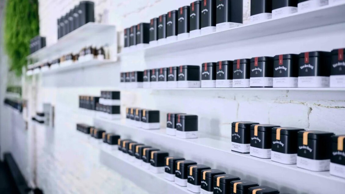 Schwarze Van den Berg Gewürzdosen auf weißen Wandregalen im Store in Graz. | © Stefan Leitner