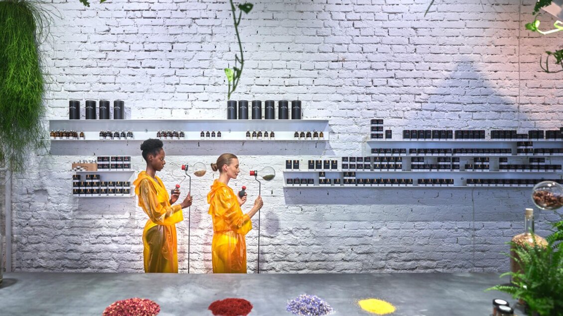 Zwei Personen in gelben Mänteln verkosten Gewürze an einem Tisch im Van den Berg Store Graz. | © Stefan Leitner