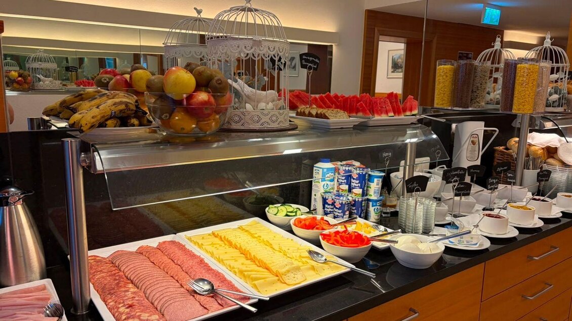 Ein reichhaltiges Frühstücksbuffet mit verschiedenen Aufschnittsorten, frischem Obst und Gemüse. Dazu gibt es Joghurt, Müsli und Getränke. | ©  Villa Styria, Bad Aussee