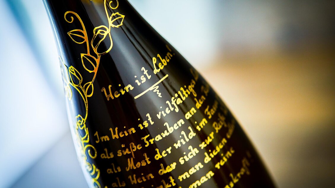 Detailaufnahme einer Weinflasche mit Beschriftung aus dem Sortiment der Vinothek Ellersdorfer in Köflach. | © Ellersdorfer