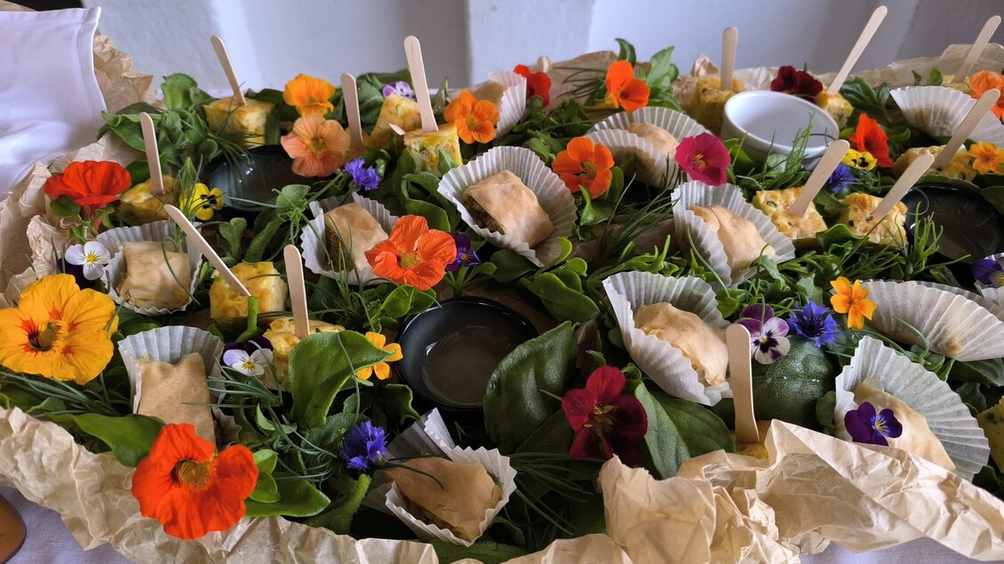 Gemüsejause mit Blattsalaten und essbaren Blüten bei "Vorsicht, Gemüse! auf der Schneßl-Huabn" in Ligist.  | © Vorsicht Gemüse!