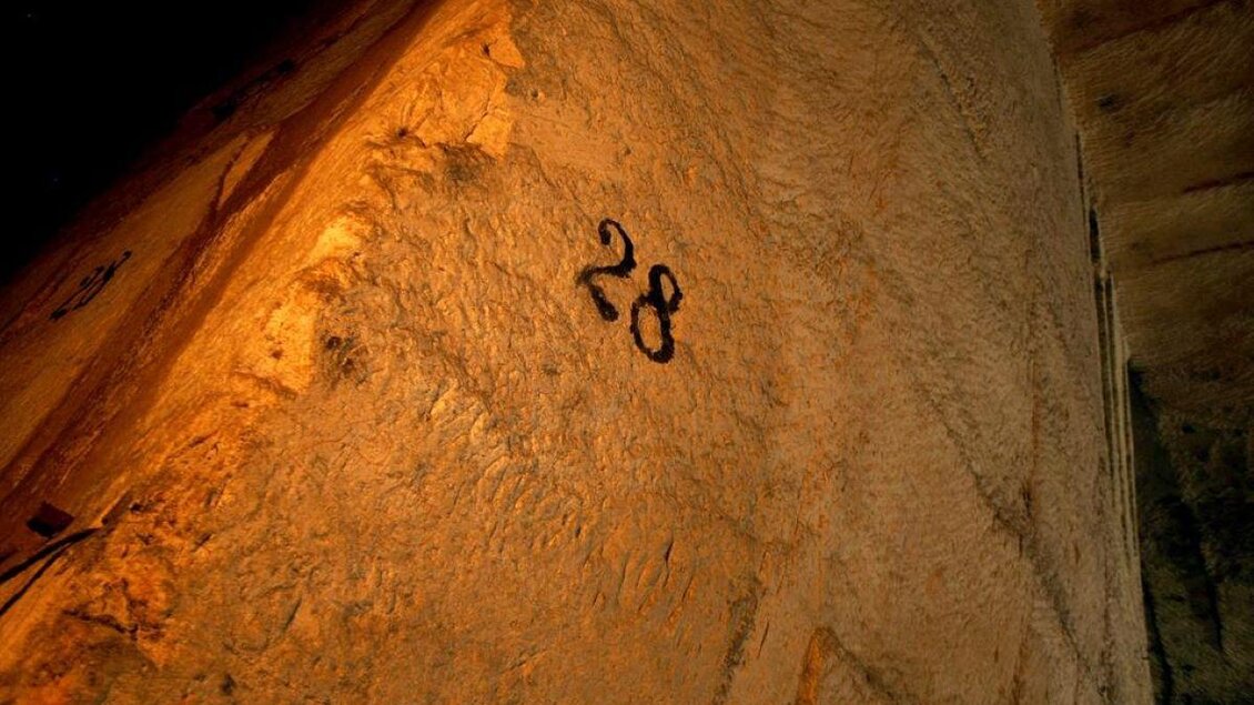 Eine helle Wand mit der Nummer 28 ist sichtbar. Das warme Licht schafft eine mysteriöse Atmosphäre. | © Stefan Matic