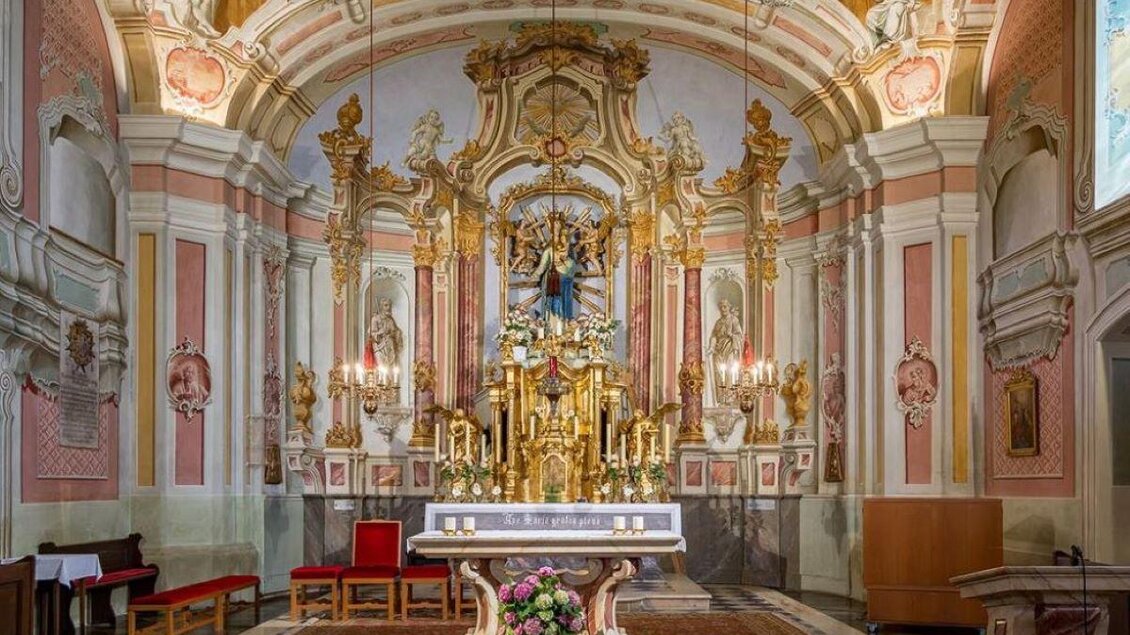 Eine wunderschöne Kirche mit einem reich verzierten Altar und kunstvollen Wandmalereien. Die Atmosphäre ist friedlich und einladend. | © Romana Maier
