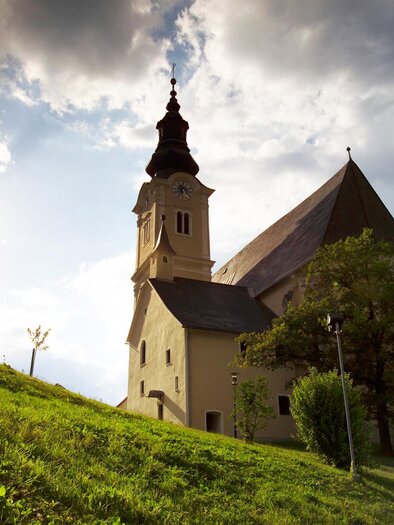 Kirche St. Erhard_Außenansicht_Bergmann | © Tourismusverband Oststeiermark