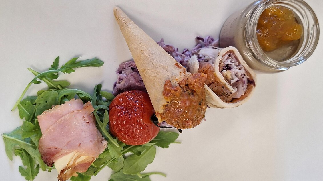 Köstliche Vorspeise im Walter's Genusswirt in Voitsberg: Ein Waffelhörnchen mit würziger Füllung, Schinkenröllchen, gebackene Tomate, Rotkohlstrudel und eine fruchtige Chutney-Beilage. | © Walter Prettenthaler