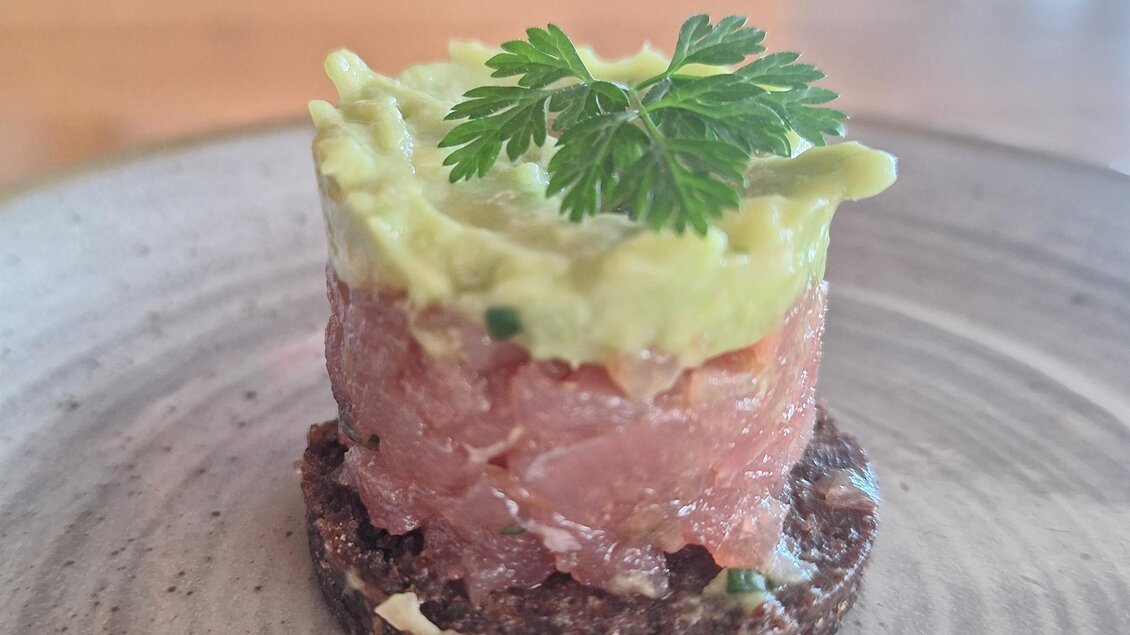 Lachstatar auf Roggenbrot im Walter's Genusswirt in Voitsberg, mit einer cremigen Avocado-Schicht und frischer Kräutergarnitur.  | © Walter Prettenthaler