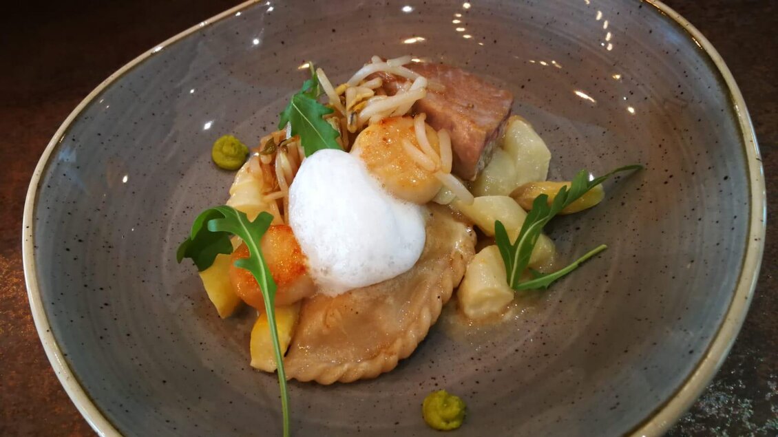 Feines Gericht im Walter's Genusswirt in Voitsberg: Gefüllte Teigtasche mit Gemüse, aromatischen Kräutern und einer leichten Schaumsauce. | © Walter Prettenthaler