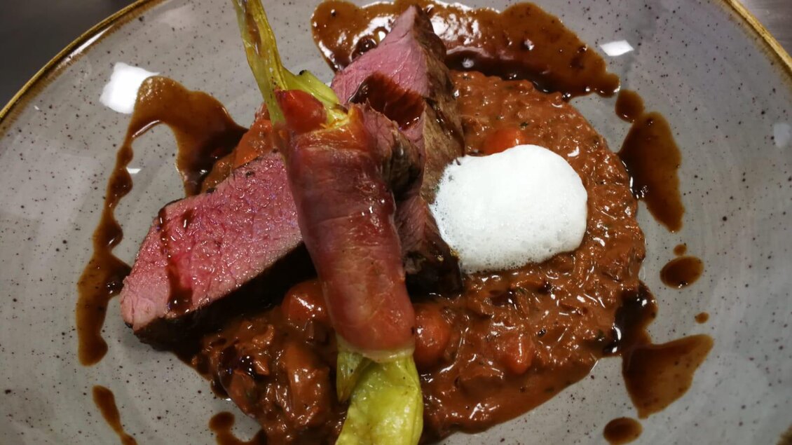 Zartes Rinderfilet im Walter's Genusswirt in Voitsberg, umhüllt von Speck, serviert mit einem cremigen Risotto und einer leichten Schaumsauce. | © Walter Prettenthaler