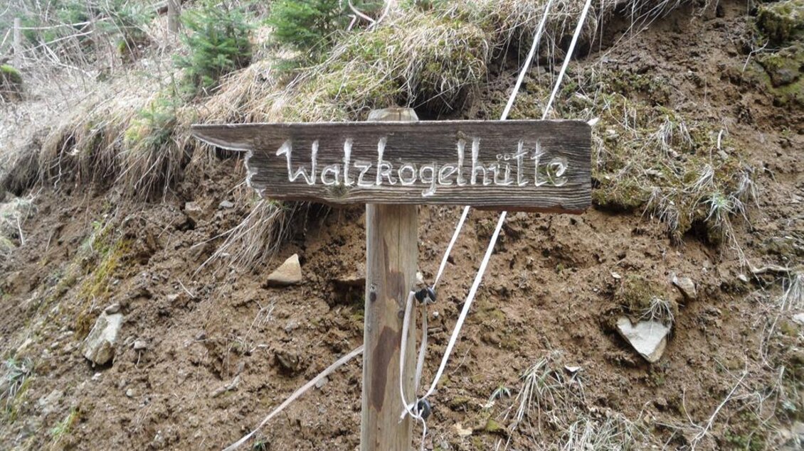 Holzschild mit Aufschrift Walzkogelhütte an einem Wanderweg im Wald in Geistthal-Södingberg. | © TV Lipizzanerheimat_EU