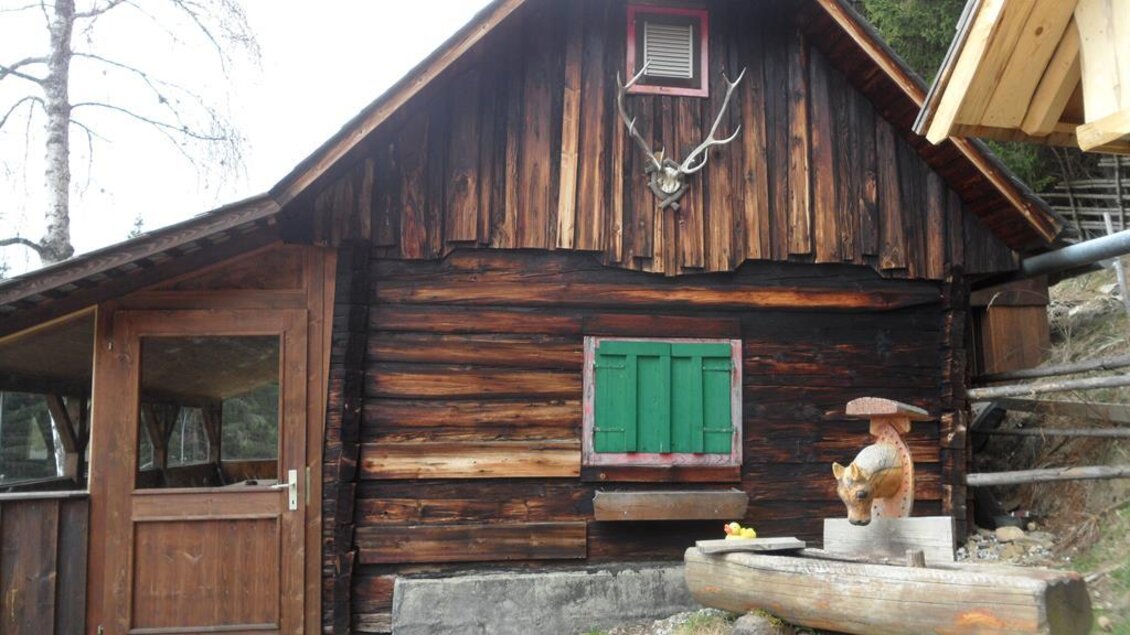 Rustikale Holzhütte der Walzkogelhütte in Geistthal-Södingberg mit geschnitztem Hirschgeweih an der Fassade. | © TV Lipizzanerheimat_EU