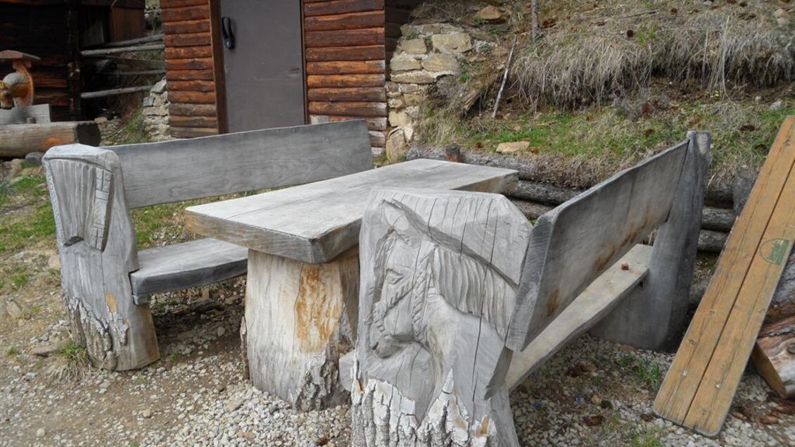 Handgefertigte Holzsitzgruppe bei der Walzkogelhütte in Geistthal-Södingberg. | © TV Lipizzanerheimat_EU