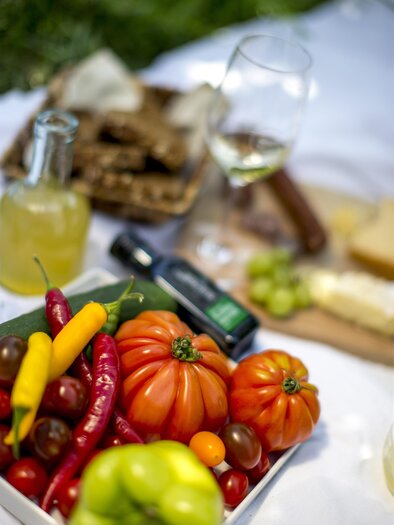 Frisches Gemüse, Wein und Brot zum Picknicken aus der Steiermark | © Steiermark Tourismus