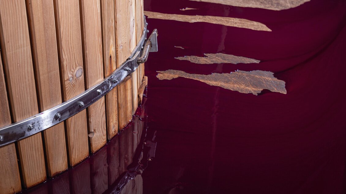 <p>Rotwein pressen mit der Baumpresse am Weingut Wurzinger</p> | © Weinbau Wurzinger