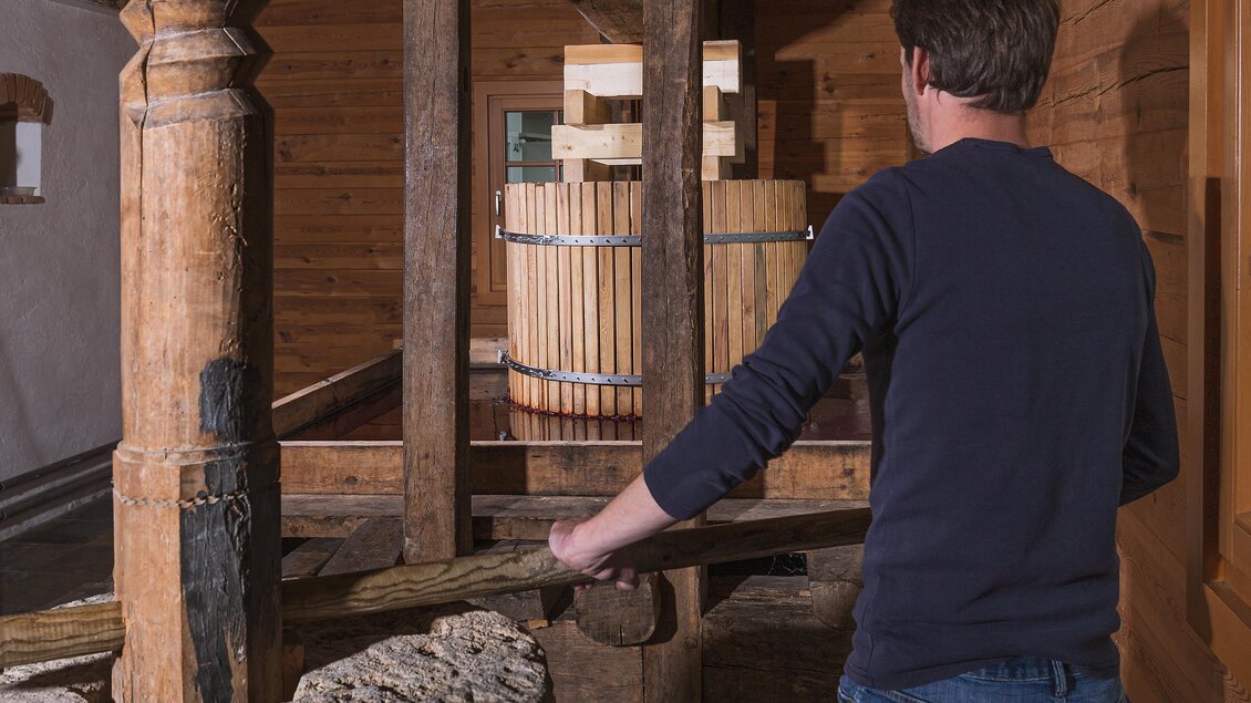 <p>Der Weinbauer Reinhard Wurzinger dreht die Spindel</p> | © Weinbau Wurzinger