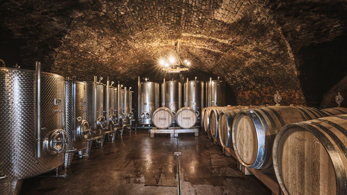 <p>Der Weinkeller im Weingut Wurzinger in Waldsberg.</p> | © Weinbau Wurzinger