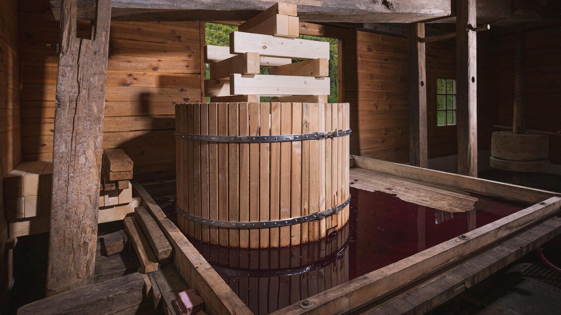 <p>Die Baumpresse im Weingut Wurzinger im Detail - Kiebl und Pressblot</p> | © Weinbau Wurzinger