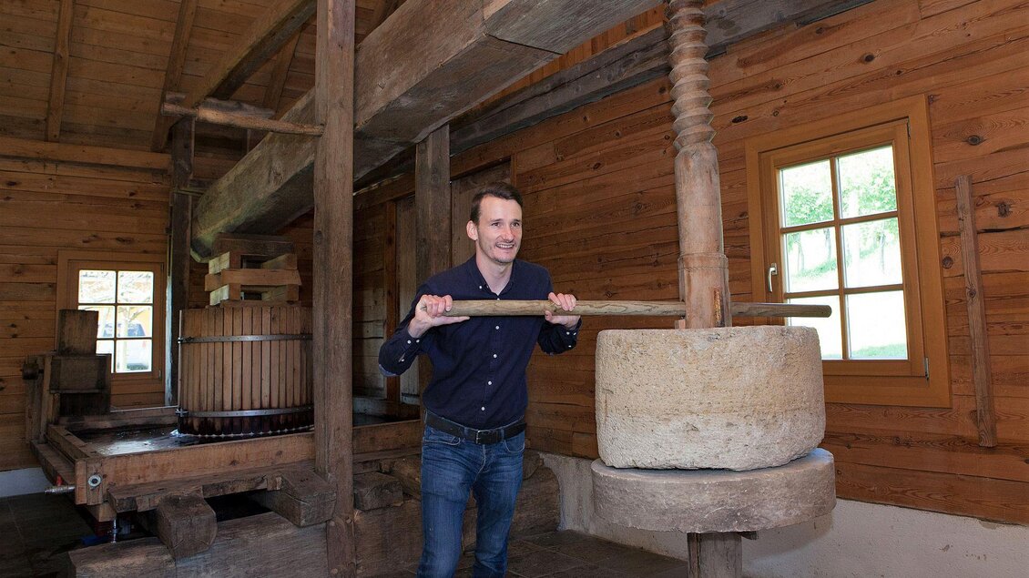Winzer Reinhard Wurzinger an der Baumpresse | © Weinbau Wurzinger
