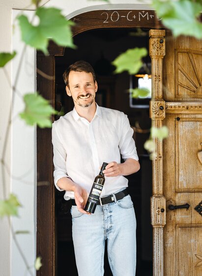 Reinhard Wurzinger vorm Verkaufsraum | Katrin Meitz | © Weinbau Wurzinger