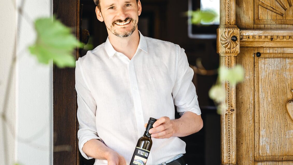 Reinhard Wurzinger vorm Verkaufsraum | © Weinbau Wurzinger