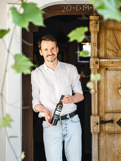 Reinhard Wurzinger vorm Verkaufsraum | © Weinbau Wurzinger