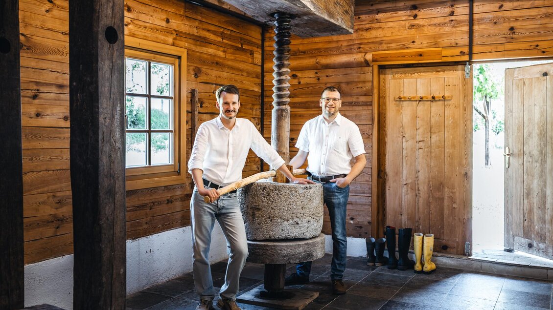 Reinhard und Stefan Wurzinger vor der Baumpresse | © Weinbau Wurzinger