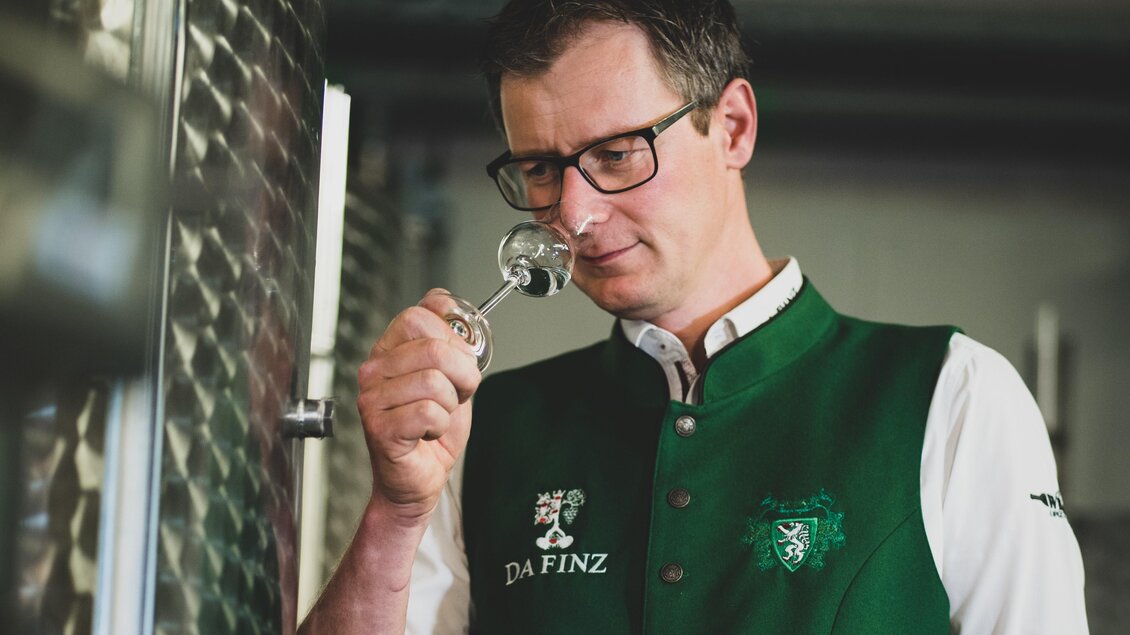  Gastgeber verkostet Wein im Weinkeller des Weinguts Da Finz in Mooskirchen. | © Weingut Destillerie Da Finz