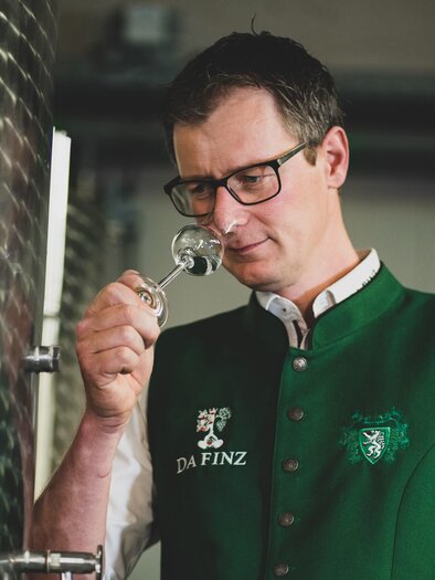 Host samples wine in the wine cellar of the Da Finz winery in Mooskirchen. | © Weingut Destillerie Da Finz
