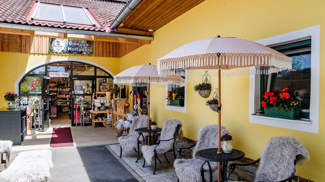 Sitzmöbel vor dem 24-Stunden-Genussladen im Weingut Destillerie Da Finz in Mooskirchen. | © Region Graz - Mias Photoart