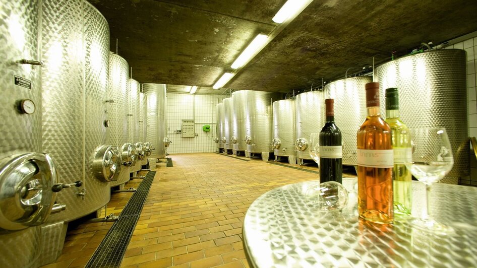 Edelstahltanks im Keller des Weingutes | © Weingut Lazarus